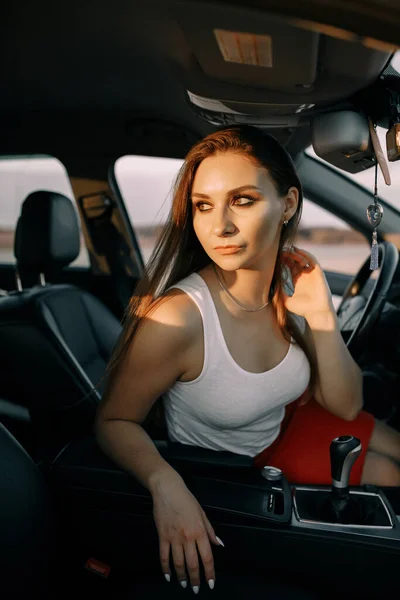 아름다운 소녀가 주차장에서 — 스톡 사진
