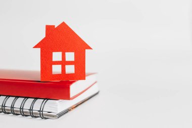 Eviniz güzelmiş. Tahmini ev vergisi ödüyorum. Kırmızı ev, not defteri ve etiket ile kopyala boşluk beyaz arkaplan