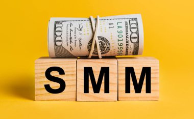 SMM 'in sarı bir geçmişi var. İş, finans, kredi, gelir, tasarruf, yatırım, takas, vergi kavramı
