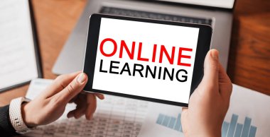 İnsan elleri iş yerinde internetten öğrendiği metinlerle tableti tutuyor. Belgelerle çalışan bir işadamı.