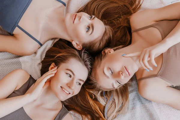 Mulheres Descansam Divertem Namoradas Riem Casa Deitadas Chão Travesseiros Meninas — Fotografia de Stock