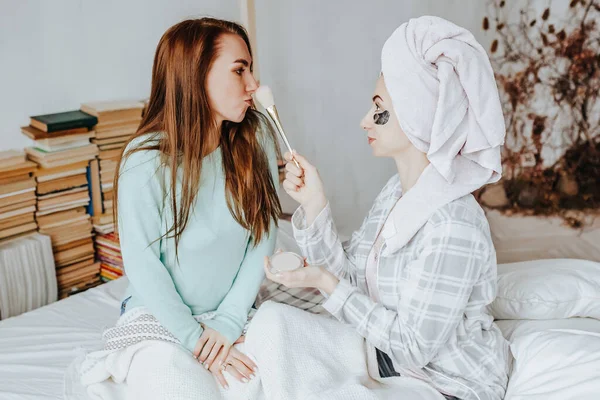Két Lány Maszkokat Foltokat Készít Arc Haj Szépségéért Nők Gondoskodnak — Stock Fotó