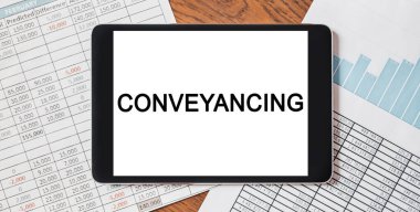 Masaüstünüzde dokümanlar, raporlar ve grafiklerle birlikte metin iletimi içeren tablet. İş ve finans kavramı