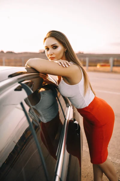 Hermosa Joven Cerca Coche Noche Sol Puesta Del Sol Estacionamiento — Foto de Stock