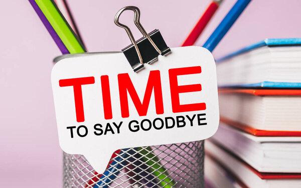 Текст "Прощай" на белой наклейке с канцелярским фоном. Плоская основа концепции бизнеса, финансов и развития