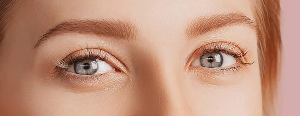 Vacker Sensuell Ung Flicka Med Ren Hud Kvinnliga Ögon Närbild — Stockfoto