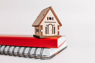 Eviniz güzelmiş. Tahmini ev vergisi ödüyorum. Kırmızı ev, not defteri ve etiket ile kopyala boşluk beyaz arkaplan