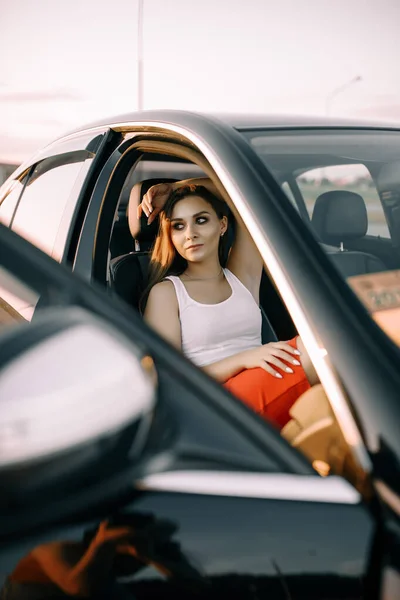 Una Hermosa Joven Sienta Coche Por Noche Puesta Del Sol — Foto de Stock