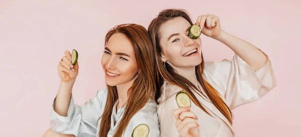 Дві Дівчини Роблять Маски Краси Домашнього Обличчя Огірки Свіжості Шкіри — стокове фото