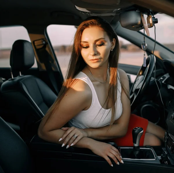 Schöne Junge Frau Steuer Eines Autos Abend Der Sonnenuntergangssonne Auf — Stockfoto
