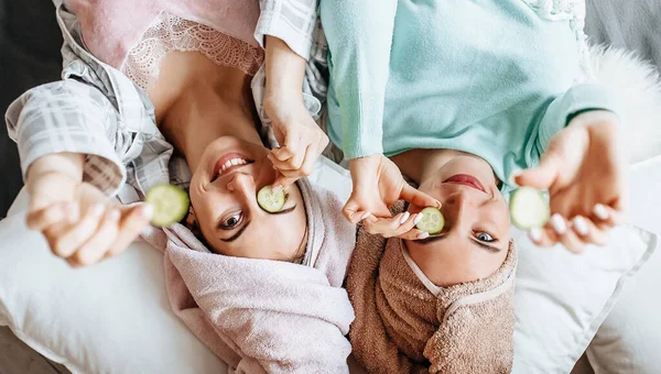 Two Girls Make Homemade Face Hair Beauty Masks Cucumbers Freshness — Stock Photo, Image