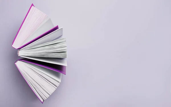 紫色の背景に本を開きます 教育および読書の概念とモックしなさい 開発と喜びのための文学 — ストック写真
