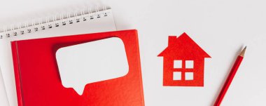 Eviniz güzelmiş. Tahmini ev vergisi ödüyorum. Kırmızı ev, not defteri ve etiket ile kopyala boşluk beyaz arkaplan