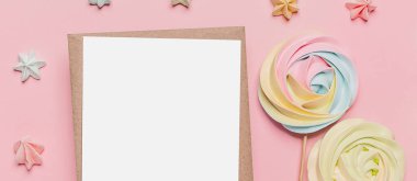 Tatlı, aşk ve sevgililer günü konsepti ile izole edilmiş pembe arka plan üzerine notlu hediyeler