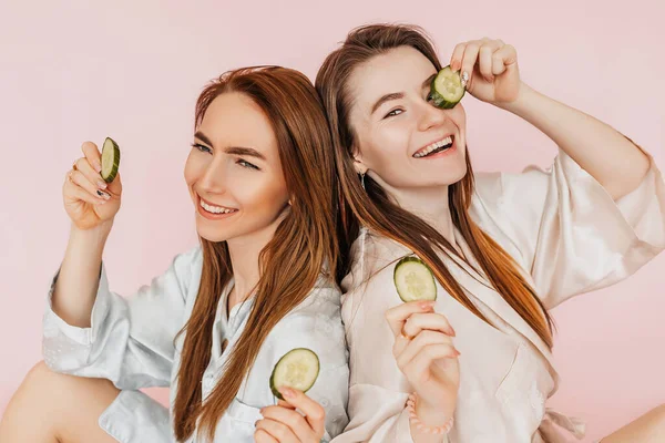 Duas Meninas Fazem Máscaras Caseiras Beleza Facial Pepinos Para Frescura — Fotografia de Stock