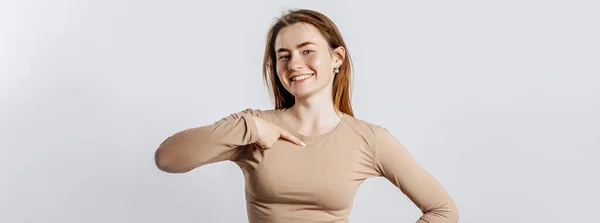 Hermosa Joven Morena Sonriendo Señalándose Con Dedo Sobre Fondo Blanco — Foto de Stock