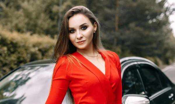 Una Hermosa Joven Mono Rojo Encuentra Junto Coche Negro Camino — Foto de Stock