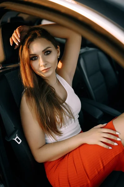 Una Hermosa Joven Sienta Coche Por Noche Puesta Del Sol — Foto de Stock