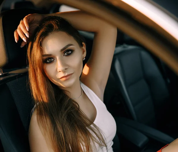 Piękna Młoda Dziewczyna Siedzi Samochodzie Wieczorem Zachodzącym Słońcu Letnim Słońcu — Zdjęcie stockowe
