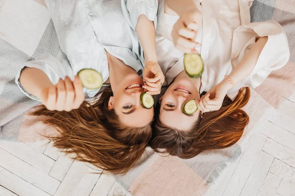 Two Girls Make Homemade Face Hair Beauty Masks Cucumbers Freshness — Stock Photo, Image
