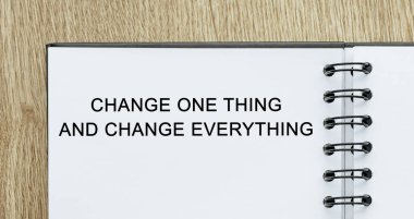 Mesajla not et. Bir şeyi değiştir ve tahta masadaki her şeyi değiştir. İş ve finans kavramı