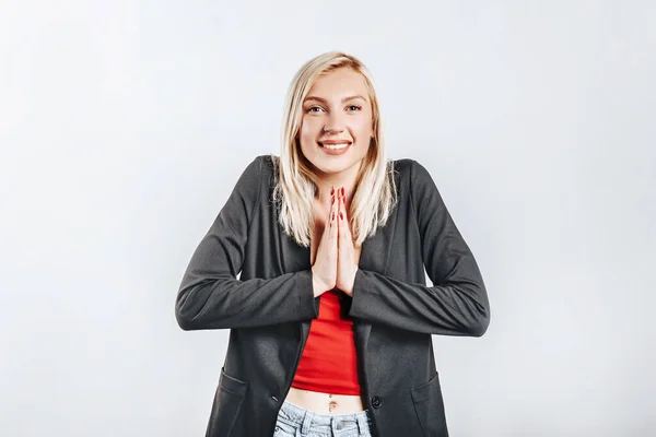 Hermosa Joven Feliz Sonríe Sobre Fondo Gris Aislado — Foto de Stock