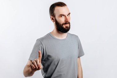 Kafası karışmış yakışıklı bir adam reklam için bir yere dikkat eder. Bir iş adamı, bir soruna ve ürün alımına çözüm sunar. Dikkatini ver.