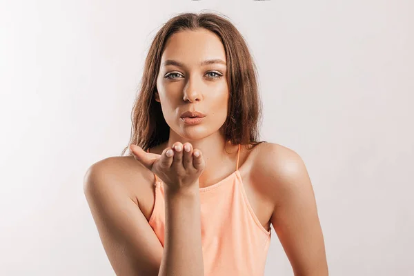 Menina Bonita Sopra Beijo Posando Olhando Para Câmera Fundo Isolado — Fotografia de Stock