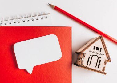 Eviniz güzelmiş. Tahmini ev vergisi ödüyorum. Kırmızı ev, not defteri ve etiket ile kopyala boşluk beyaz arkaplan