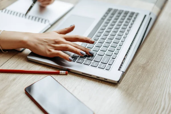 Chica Trabaja Portátil Lugar Trabajo Mujer Negocios Exitosa Crea Una — Foto de Stock