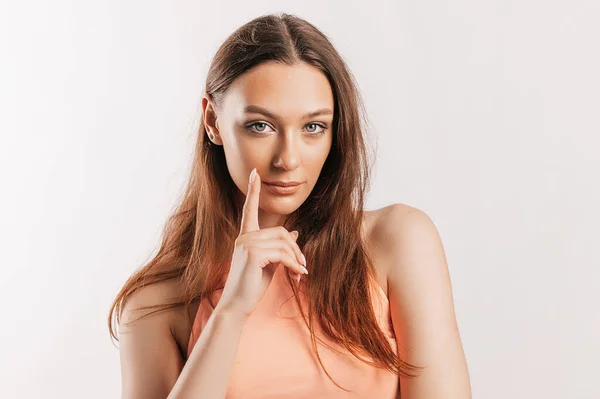 Hermosa Joven Sonriendo Posando Mirando Cámara Sobre Fondo Blanco Aislado — Foto de Stock