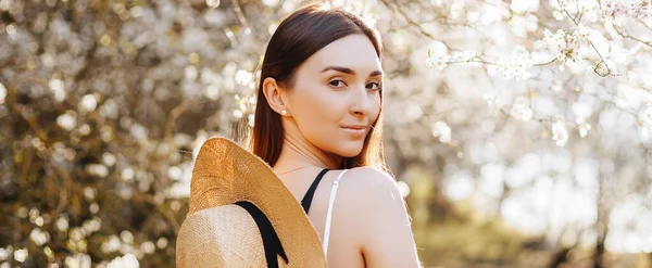 Chica Con Sombrero Paja Primavera Parque Morena Con Pelo Largo — Foto de Stock