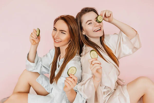 Duas Meninas Fazem Máscaras Caseiras Beleza Facial Pepinos Para Frescura — Fotografia de Stock