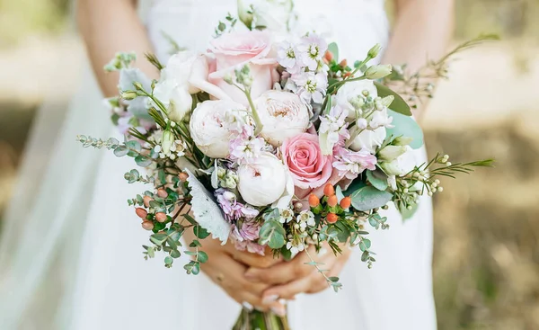 Noiva Segurando Buquê Casamento Com Flores Brancas Rosa — Fotografia de Stock