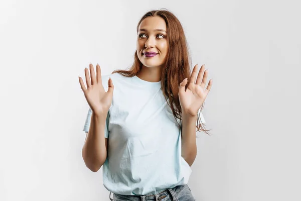 Halt Die Frau Hebt Die Hände Die Kamera Das Modell — Stockfoto