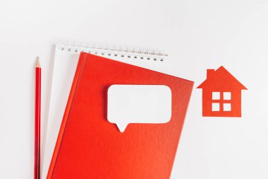 Eviniz güzelmiş. Tahmini ev vergisi ödüyorum. Kırmızı ev, not defteri ve etiket ile kopyala boşluk beyaz arkaplan