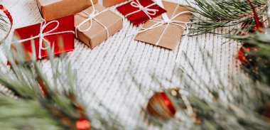 Noel ağacı ve oyuncaklarla örülmüş yeni yıl hediyeleri