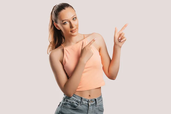 Porträt Eines Lächelnden Mädchens Das Mit Dem Finger Zur Seite — Stockfoto