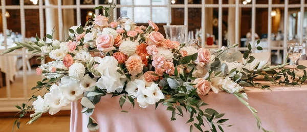 宴会の結婚式のための花や布でテーブルを飾る — ストック写真