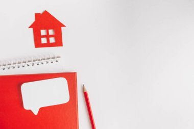 Eviniz güzelmiş. Tahmini ev vergisi ödüyorum. Kırmızı ev, not defteri ve etiket ile kopyala boşluk beyaz arkaplan