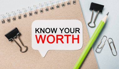 Ofis arkaplanı olan beyaz bir çıkartmada değerini bil. Flat iş, finans ve kalkınma kavramına dayanır