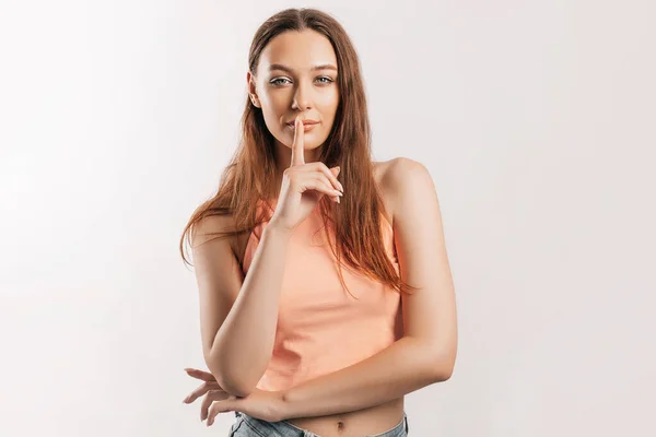 Shh Gesto Jovem Menina Séria Bonita Segurando Dedo Seus Lábios — Fotografia de Stock