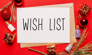 Noel hediyesi, köknar dalı ve kırmızı izole edilmiş arka planda oyuncak içeren dilek listesi. Yeni yıl konsepti