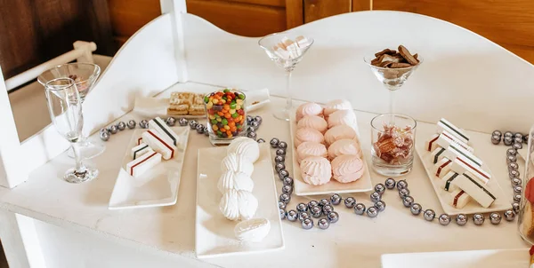 Batonik Bankiecie Stolik Weselny Słodyczami Tortem Ciastkami Babeczkami Słodyczami Impreza — Zdjęcie stockowe