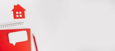 Eviniz güzelmiş. Tahmini ev vergisi ödüyorum. Kırmızı ev, not defteri ve etiket ile kopyala boşluk beyaz arkaplan