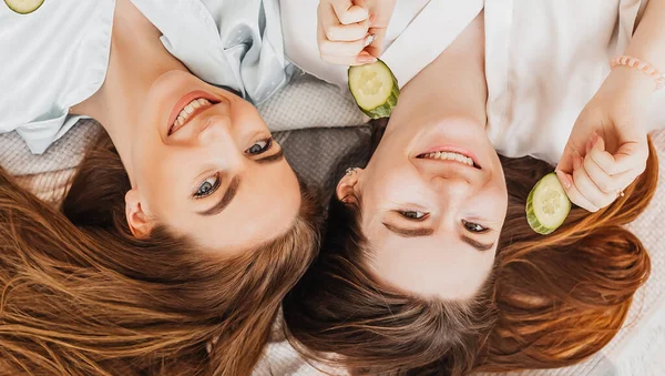 Two Girls Make Homemade Face Hair Beauty Masks Cucumbers Freshness — Stock Photo, Image