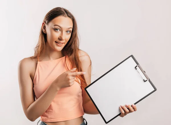 Studente Wijst Naar Het Strafblad Mooie Jonge Zakenvrouw Houdt Een — Stockfoto