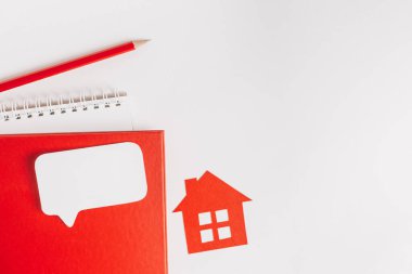 Eviniz güzelmiş. Tahmini ev vergisi ödüyorum. Kırmızı ev, not defteri ve etiket ile kopyala boşluk beyaz arkaplan