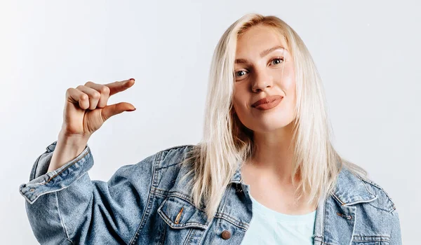 Junge Schöne Blonde Mädchen Die Über Grauem Isoliertem Hintergrund Lächelnd — Stockfoto