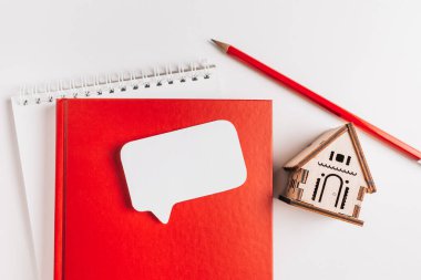Eviniz güzelmiş. Tahmini ev vergisi ödüyorum. Kırmızı ev, not defteri ve etiket ile kopyala boşluk beyaz arkaplan